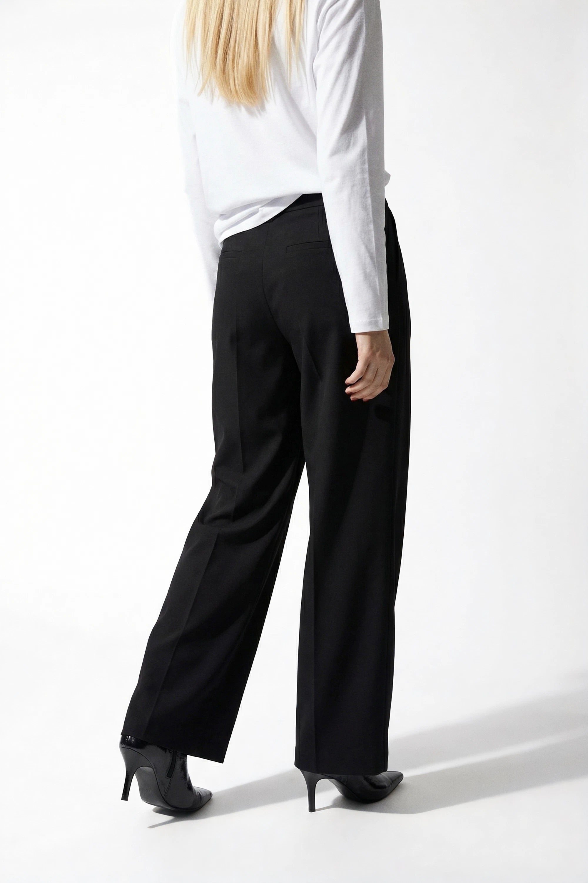 Pantalone ampio con pinces